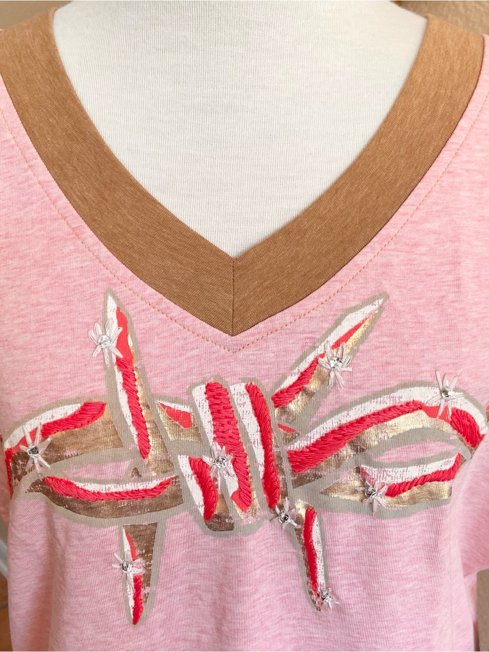 NWT - Double D Ranch "Razor Sharp"
Pink V-neck t-shirt - Rhinestones Embroidery - Picture 4 of 8